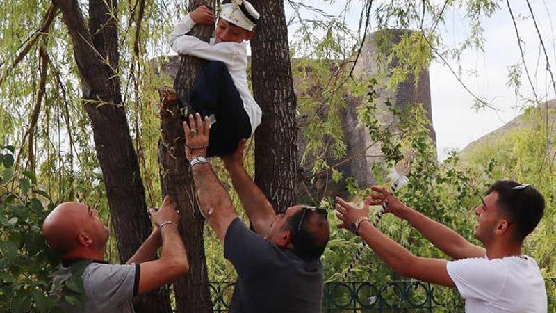 Sünnet olmaktan korkan çocuk, ağaca tırmandı