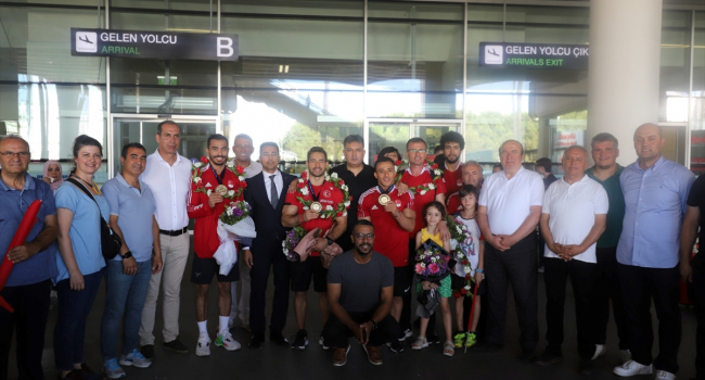 11 madalyalı cimnastikçiler Türkiye’ye döndü 11 madalyalı cimnastikçiler Türkiye’ye döndü