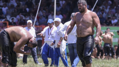 27 başpehlivan üst tura yükseldi