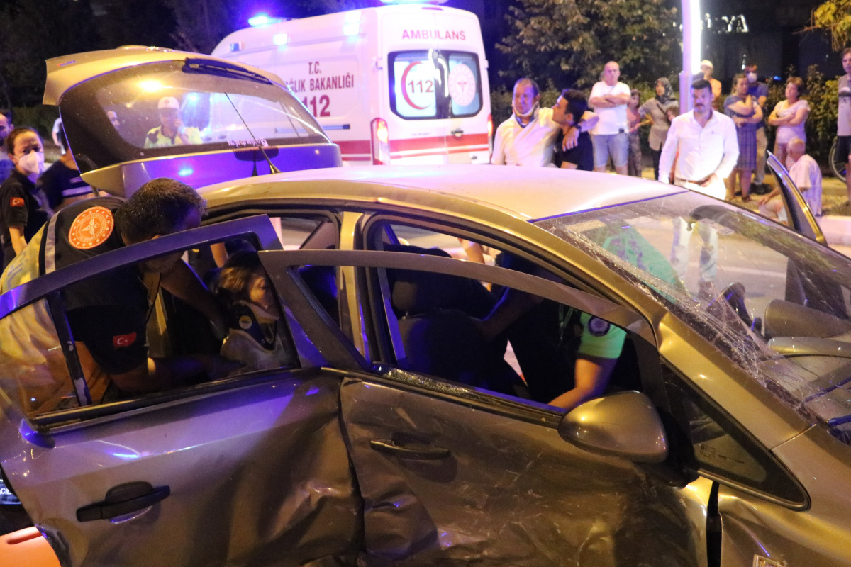 Feci kazada ortalık savaş alanına döndü Feci kazada ortalık savaş alanına döndü