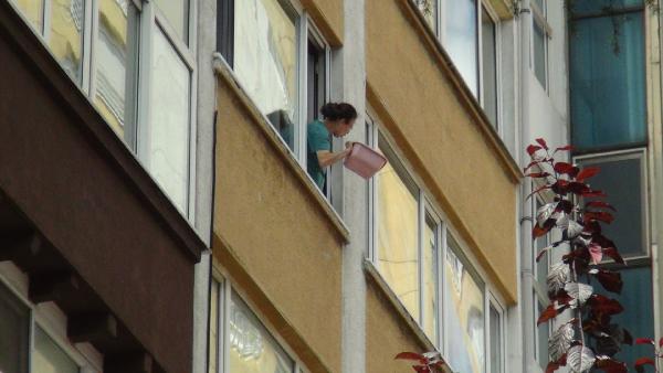 Akıl almaz olay! Yoldan geçenlerin üstüne kezzap döktü