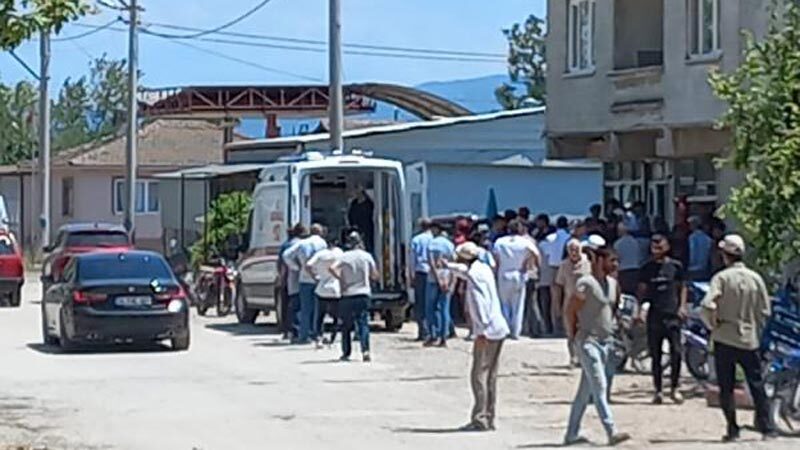 Bursa’da bıçaklı dehşet Bursa’nın Mustafakemalpaşa ilçesinde kahvede oturduğu sırada K.Y. (78) tarafından bıçakla