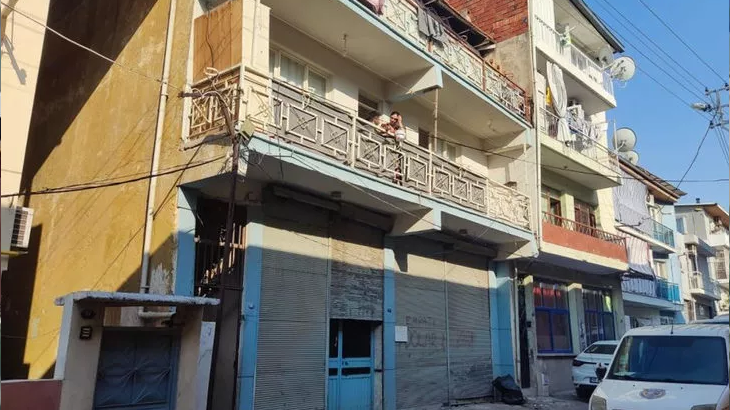 İzmir’de eşini 18 yaşındaki gençle evde yakalayan adam dehşet saçtı: 1 ölü