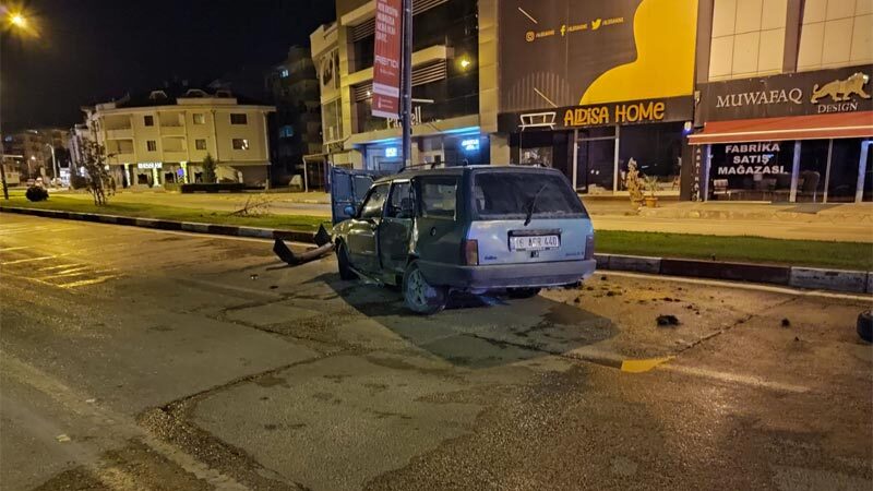 Bursa’nın İnegöl ilçesinde kontrolden çıkarak refüje çarpan otomobilin sürücüsü yaralandı.
