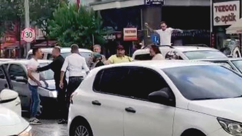 Bursa’da kaza sonrası ortalık karıştı! Birbirlerine girdiler