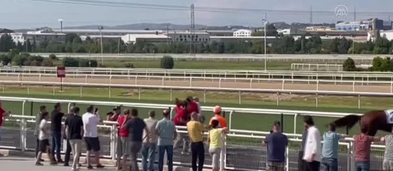  Bursa'nın Osmangazi  ilçesinde at yarışları sırasında piste giren kişiler arasında