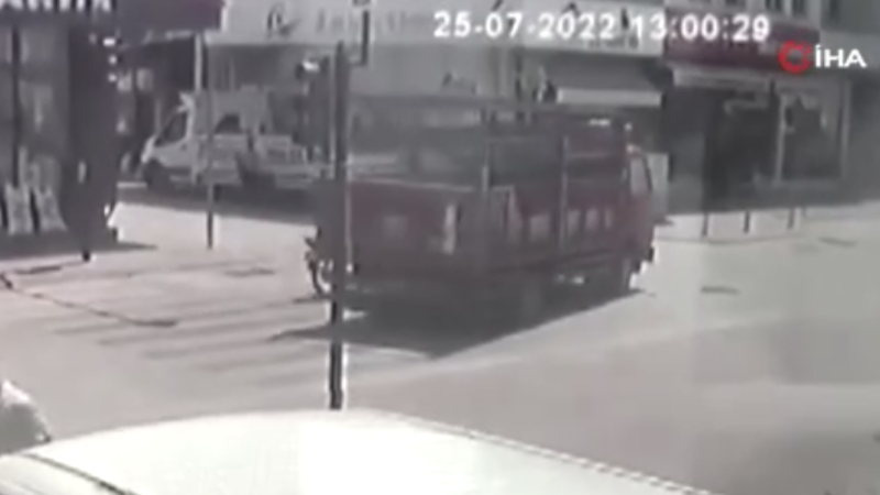 Bursa’da kaza anı kamerada Bursa’da kamyonet ile motosikletin çarpışma anı güvenlik kameralarına yansıdı.