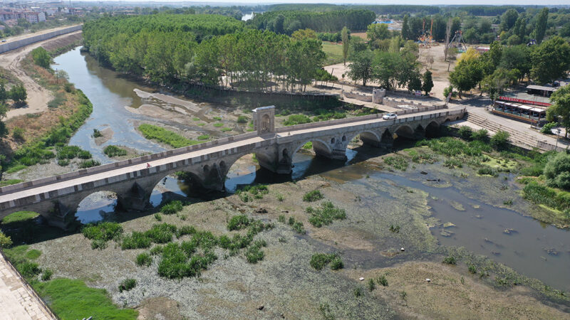 Edirne'de, sıcak hava ve tarımsal sulamanın etkisiyle Meriç ve Tunca