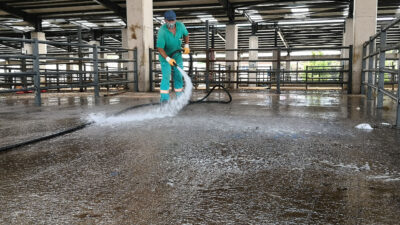 Osmangazi’de kurban satış yerlerindeki atıklar temizlendi
