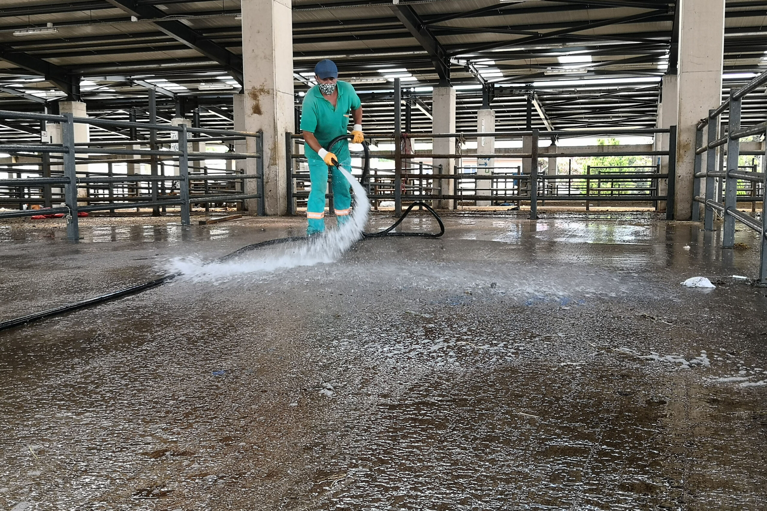 Osmangazi’de kurban satış yerlerindeki atıklar temizlendi