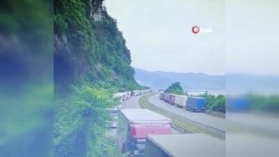 Dev kayalar TIR’ları ezdi: O anlar kamerada