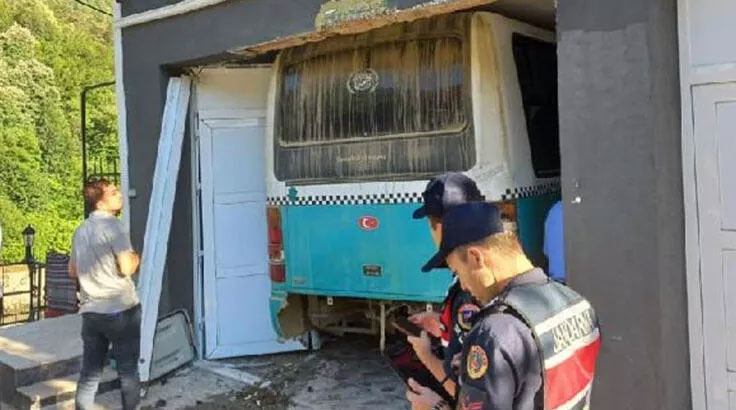 Freni boşalan minibüs eve girdi: 10 yaralı