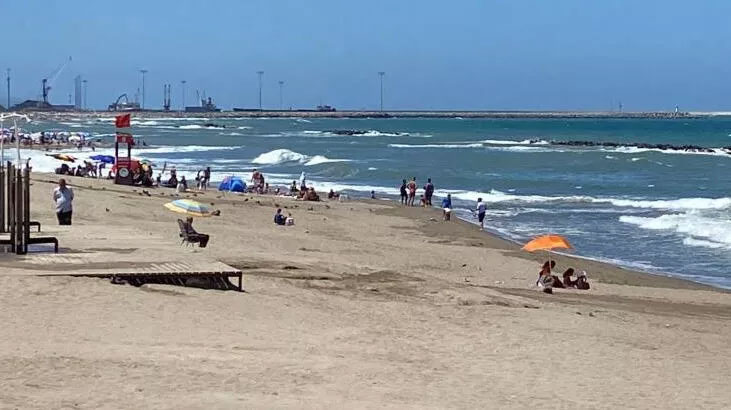 Kırmızı bayrak asıldı, denize girmek yasaklandı