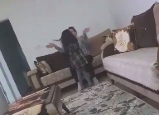 Korkunç görüntüler! Anne şiddet uyguladı, baba kaydetti… Sınır dışı edilecek