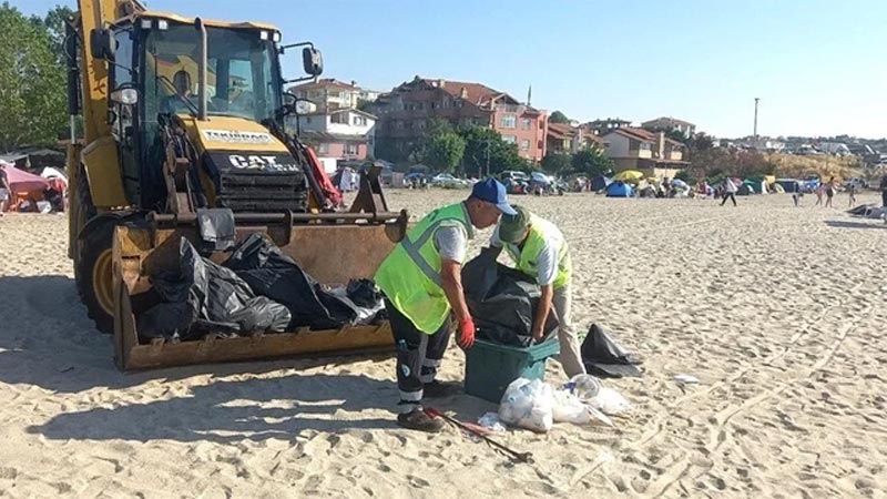 Tatilciler gitti, çöpleri kaldı