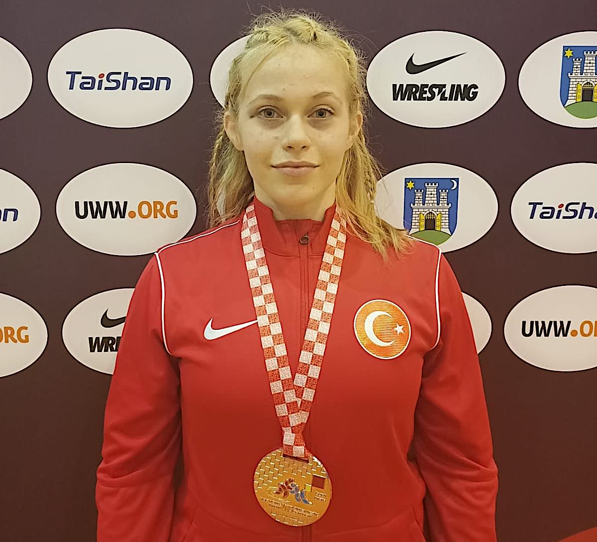 Büyükşehirli güreşçi Yağmur Şen Avrupa üçüncüsü Büyükşehirli güreşçi Yağmur Şen Avrupa üçüncüsü