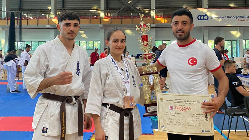 Yıldırım karatede geleneği bozmadı Yıldırım karatede geleneği bozmadı