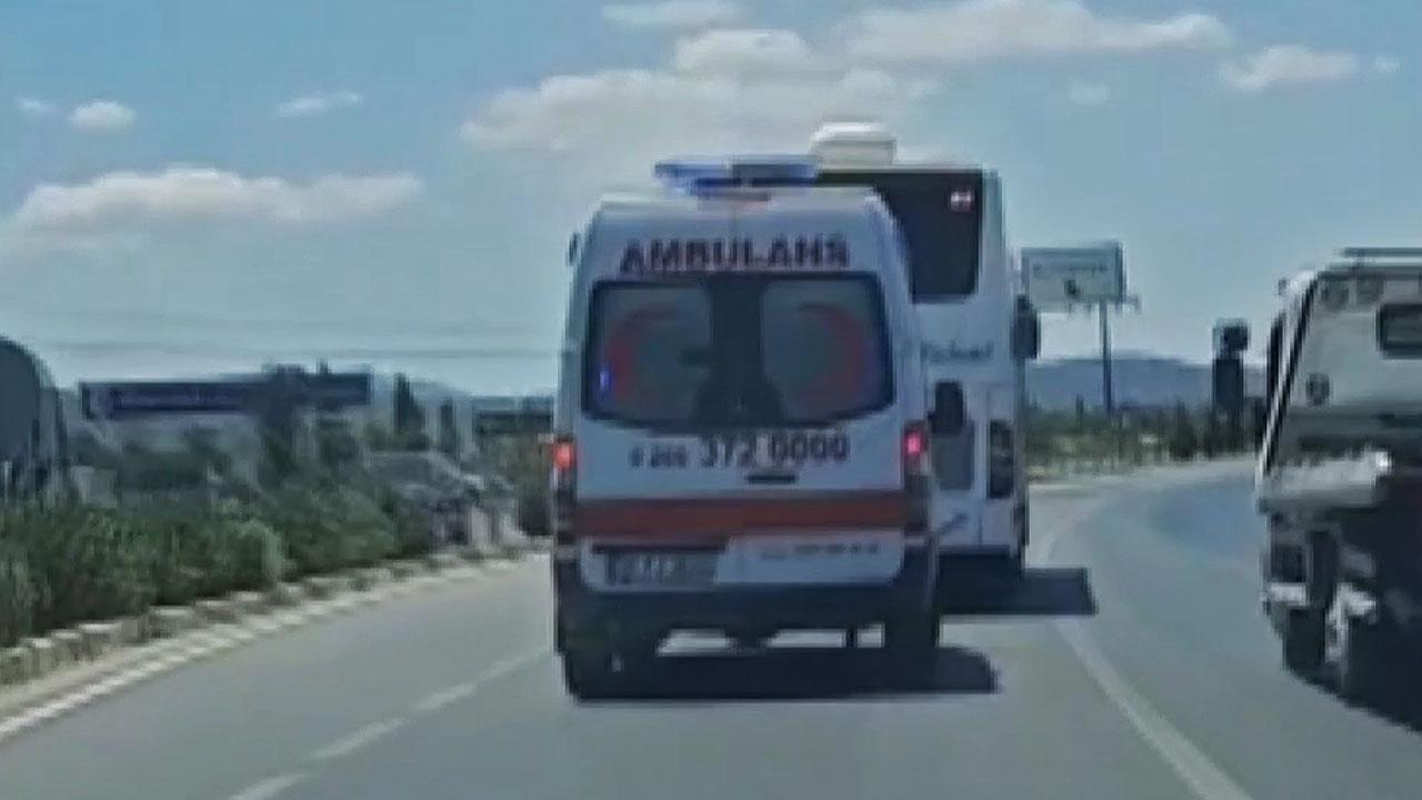 Akıl almaz görüntüler! Israrla ambulansa yol vermedi