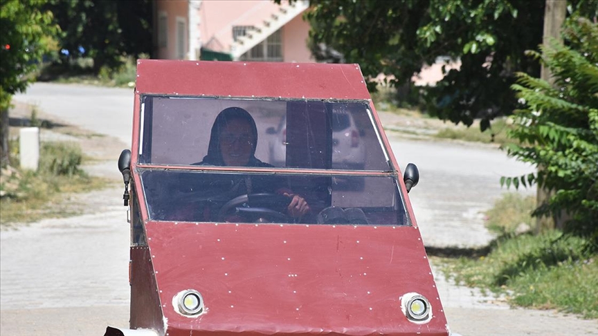 Hayatı oğlunun tasarladığı elektrikli araçla kolaylaştı