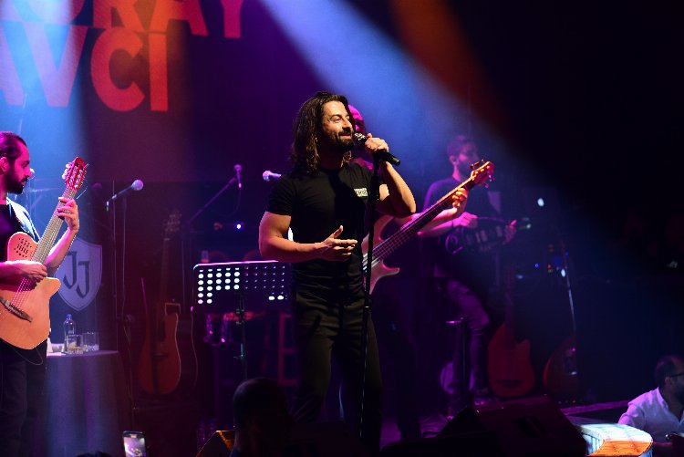 Bursalılar bayramı Koray Avcı ile karşıladı Bursalılar bayramı Koray Avcı ile karşıladı