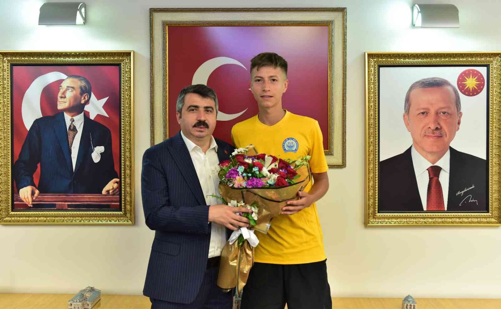 Başkan Yılmaz milli sporcuyu ağırladı Başkan Yılmaz milli sporcuyu ağırladı
