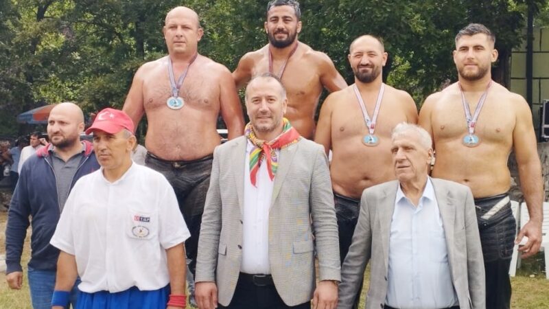 Mustafakemalpaşa’da 102’ncisi düzenlenen Geleneksel Tarihi Sincansarnıç-Alibeyköy Güreşleri’nde başpehlivanlığı Yalçın Üncül