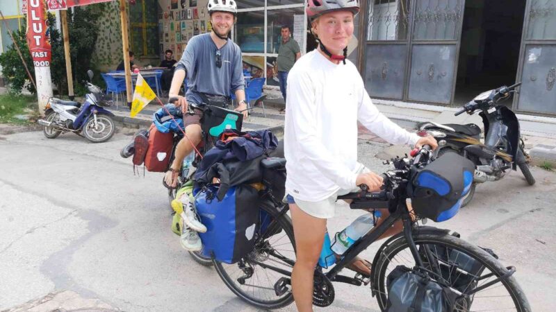 3 bin kilometre pedal çevirerek Bursa’ya geldiler Almanya’dan yola çıkan iki arkadaş, 3 bin kilometre yol kat