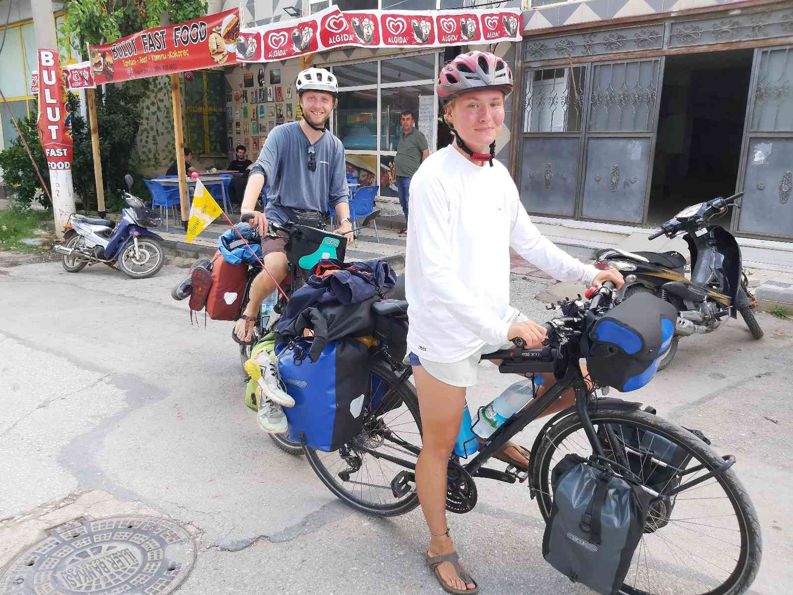 3 bin kilometre pedal çevirerek Bursa’ya geldiler 3 bin kilometre pedal çevirerek Bursa’ya geldiler
