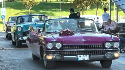 Bursa’da klasik oto sevdalısı çift, düğününde klasik otomobillerle konvoy yaptı.