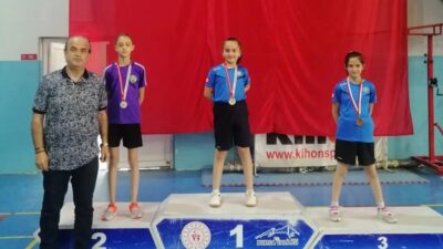 Büyükşehirli raketler madalya ve kupaları topladı