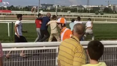 Bursa Hipodromu’ndaki seyislerin tekmeli yumrulu kavgası kamerada