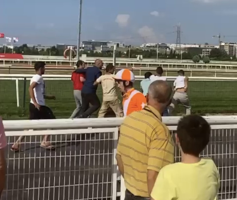 Bursa Hipodromu’ndaki seyislerin tekmeli yumrulu kavgası kamerada Bursa Hipodromu’ndaki seyislerin tekmeli yumrulu kavgası kamerada