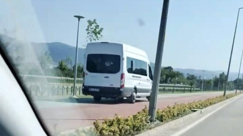 Bursa’da atı motosiklete bağlayarak götürdü Bursa’da bir kişi motosikletine iple bağladığı atı eziyet ederek götürdü.
