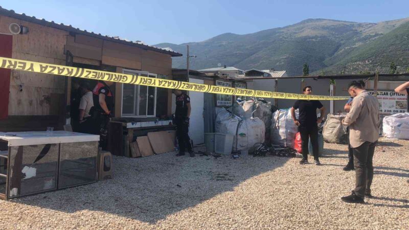 Bursa’nın Gemlik ilçesinde hurda deposunda bir kişi darp edilerek öldürüldü.