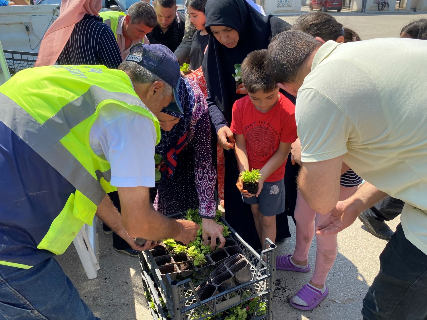 Bursa’da mezarlık ziyaretçilerine ücretsiz çiçek