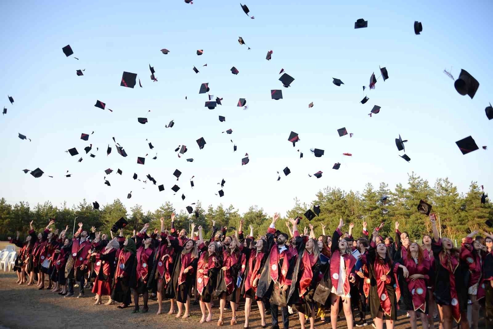 Bursa’da veterinerlerden coşkulu mezuniyet Bursa’da veterinerlerden coşkulu mezuniyet