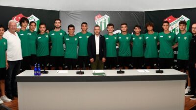 Bursaspor 13 futbolcu ile profesyonel sözleşme imzaladı