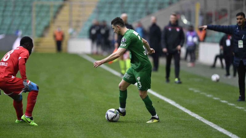 Ümraniyespor, Bursaspor'dan ayrılan Onur Atasayar ile 1+1 yıllık sözleşme imzaladı.