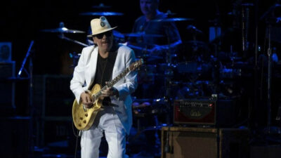 Efsane müzisyen sahnede yere yığıldı