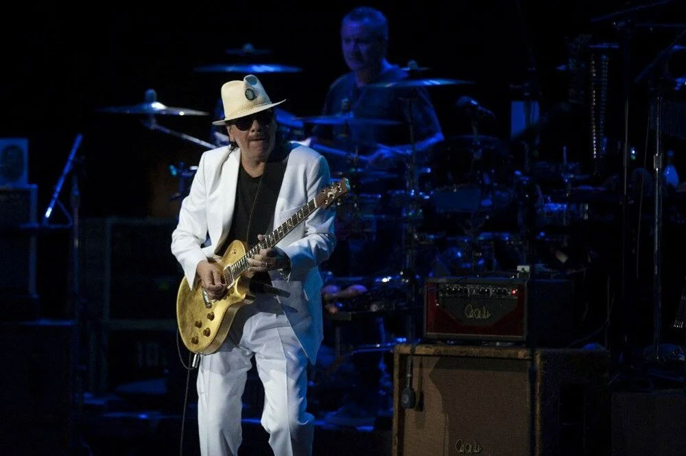 Efsane müzisyen sahnede yere yığıldı