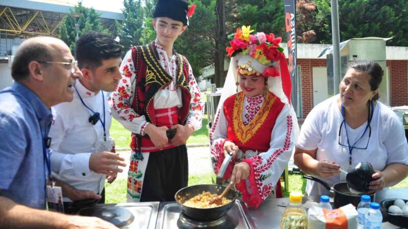 Bursa’da bu yıl 34’üncüsü düzenlenen Uluslararası Altın Karagöz Halk Dansları