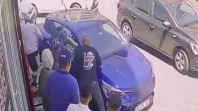 El freni çekilmeyen otomobil yayaların arasına daldı