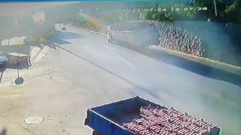Bursa’da faciadan dönüldü Bursa’da seyir halindeki demir yüklü TIR virajı alamayarak akaryakıt istasyonuna