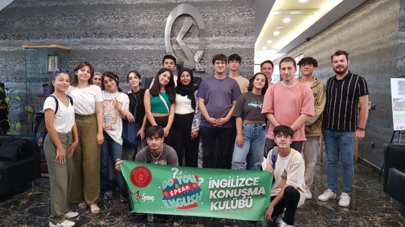 Gürsu Belediyesi, uygulama kulüpleriyle gençlerin yetkinliklerini geliştiriyor Gençlerin değişen dünya koşullarına uygun olarak gelişimlerini sağlamalarına yönelik birçok