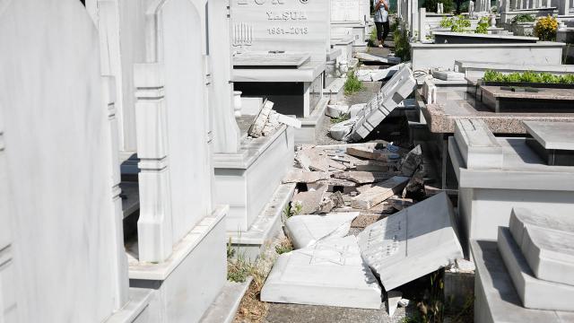 Hasköy Yahudi Mezarlığı’nda bazı mezar taşları tahrip edildi