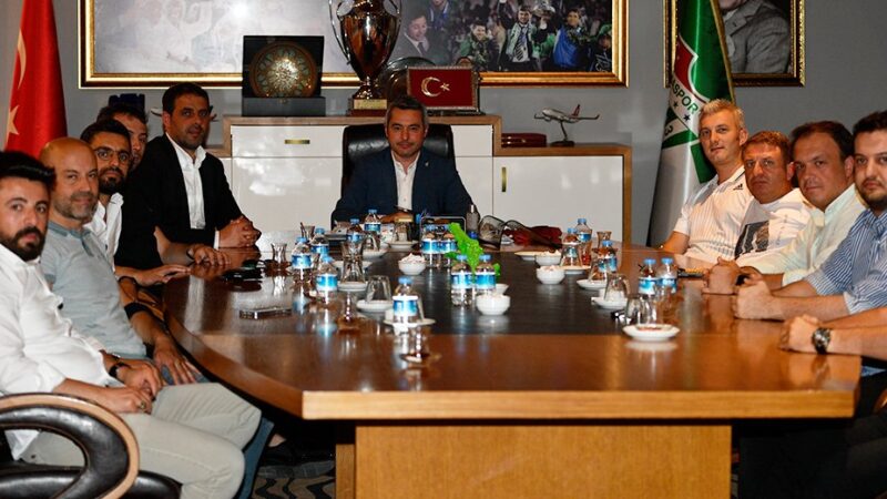 İnegölspor’dan Bursaspor’a ziyaret Bursaspor Kulübü’nün bugünkü ziyaretçisi İnegölspor oldu. Her iki takım yöneticileri