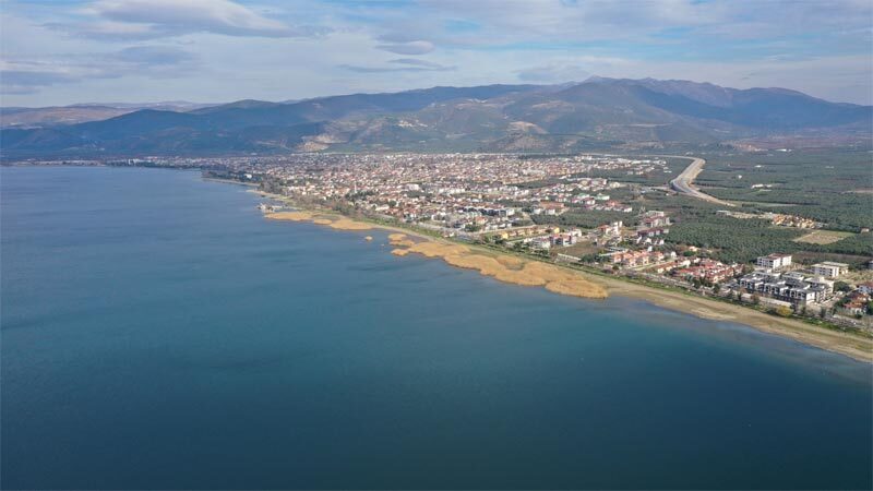 Olay Yazarı Yaman Kaya bugünkü köşesinde, Bursa'nın İznik ilçesindeki İnciraltı Halk Plajı’na Mavi