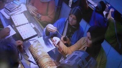 Kaşla göz arasında! 14 bin TL değerindeki altın bilekliği çaldılar