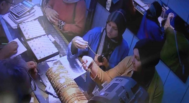 Kaşla göz arasında! 14 bin TL değerindeki altın bilekliği çaldılar