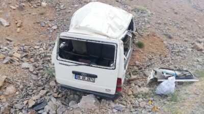 İşçileri taşıyan minibüs devrildi: 2 ölü, 8 yaralı